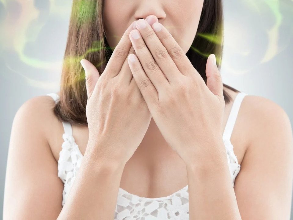 أعراض رائحة الفم الكريهة وعلاجها في الجزائر عند طبيب الأسنان